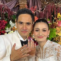 Rachquel Nesia dan Kevin Royano tersenyum penuh bahagia sambil memperlihatkan cincin pernikahan usai menikah pada 17 Agustus 2025. Foto: Dok. Instagram @rachquelnes.