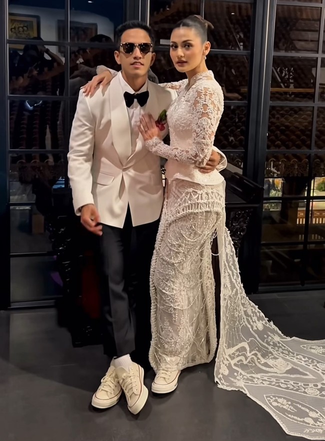 Rachquel Nesia dan Kevin Royano tampil unik dan elegan di hari pernikahan mereka bertepatan HUT RI ke-80, Minggu (17/8/2025). Mengenakan busana pengantin klasik berpadu sepatu sneakers putih, keduanya memancarkan gaya modern dan personal yang tak biasa. Aura glamor dan santai bersatu dalam potret penuh cinta ini. Foto: Dok. Instagram @rachquelnes.