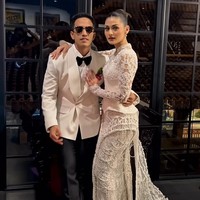Rachquel Nesia dan Kevin Royano tampil unik dan elegan di hari pernikahan mereka bertepatan HUT RI ke-80, Minggu (17/8/2025). Mengenakan busana pengantin klasik berpadu sepatu sneakers putih, keduanya memancarkan gaya modern dan personal yang tak biasa. Aura glamor dan santai bersatu dalam potret penuh cinta ini. Foto: Dok. Instagram @rachquelnes.