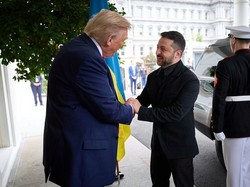 Presiden Zelensky Akhirnya Pakai Jas ke Gedung Putih, Trump Sampai Terpukau