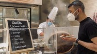 Kata Didi, dirinya suka Janda! Maksudnya Jajanan Sunda yang terdiri dari siomay Bandung, batagor, cireng, tahu susu, hingga aneka pepes. Foto: Instagram didiriyadi_official