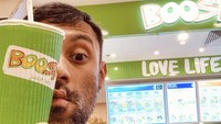 Love Life featuring abang nya, tulis Didi di keterangan foto. Foto ini juga jadi bukti lain kalau ia suka minum jus. Foto: Instagram didiriyadi_official