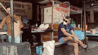 Begini potret kulineran santai ala Didi lainnya. Ia mampir ke Sate RSPP dan melihat proses pembakaran satenya. Foto: Instagram didiriyadi_official