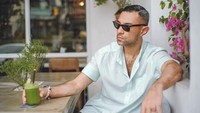 Kali ini momen Didi di kafe bukan ditemani kopi, melainkan minuman berwarna hijau. Kira-kira jus apa ya? Foto: Instagram didiriyadi_official