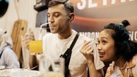Menghabiskan waktu bareng temannya, Didi berpose jahil dengan segelas es jeruk. Duh, kok sedotannya masuk ke hidung? Foto: Instagram didiriyadi_official