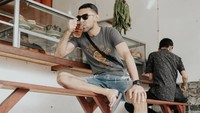 Makan di warteg paling enak memang pakai outfit santai dan duduk dengan posisi seperti Didi. Apalagi ditemani segelas teh hangat. Mantap! Foto: Instagram didiriyadi_official