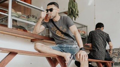 Gaya Santai Didi Riyadi Nongkrong di Warteg hingga Tukang Sate Kaki Lima