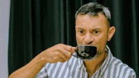 Pria 44 tahun ini sepertinya memang pencinta kopi. Terlihat lagi momen santai Didi memegang secangkir kopi hangat di tangannya. Foto: Instagram didiriyadi_official