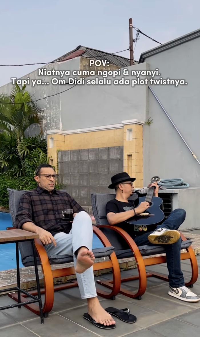 Gaya Santai Didi Riyadi Nongkrong di Warteg hingga Tukang Sate Kaki Lima Gaya Santai Didi Riyadi Nongkrong di Warteg hingga Tukang Sate Kaki Lima