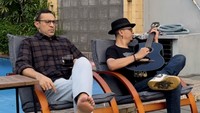 Santai bareng rekan band-nya, Adit, Didi tampak membawa secangkir kopi hitam. Duh syahdu banget ya menikmatinya di pinggir kolam renang! Foto: Instagram didiriyadi_official