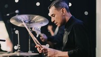 Didi Riyadi belakangan jadi sorotan lantaran protes kenaikan biaya Iuran Pengelolaan Lingkungan (IPL) di apartemennya mencapai 54%. Personel grup band Element ini menuntut adanya transparansi dari pihak pengelola. Foto: Instagram didiriyadi_official
