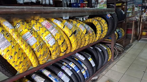 Gerai-gerai ban motor tampak sepi di Kampung Melayu Jakarta Timur, Selasa (19/8/2025). (CNBC Indonesia/Chandra Dwi)