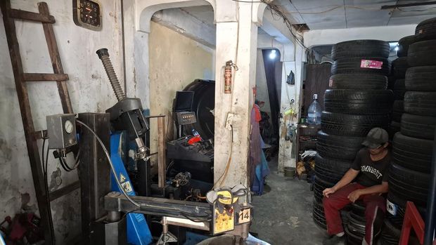 Gerai-gerai ban motor tampak sepi di Kampung Melayu Jakarta Timur, Selasa (19/8/2025). (CNBC Indonesia/Chandra Dwi)