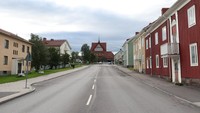 Bangunan bersejarah yang jadi ikon kota itu diangkat utuh dan dipindahkan menuju lokasi baru di samping kompleks pemakaman Kiruna yang tengah dibangun ulang. REUTERS/Leonhard Foeger  