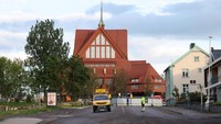 Meski meriah, pemindahan ini memunculkan perasaan haru di tengah jemaat. Banyak yang menyebut gereja sebagai simbol jiwa dan identitas kota Kiruna. REUTERS/Leonhard Foeger  