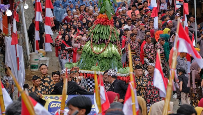 Warga membawa gunungan apem saat tradisi Grebeg Apem Kirab Kemerdekaan di kawasan lereng Gunung Sindoro Desa Mojosari, Bansari, Temanggung, Jawa Tengah, Selasa (19/8/2025). Tradisi grebeg apem yang bertepatan dengan bulan kemerdekaan tersebut sebagai wujud rasa syukur dan doa permohonan kepada Tuhan Yang Maha Esa agar diberi kesuksesan dan kesejahteraan sekaligus untuk memeriahkan HUT ke-80 Kemerdekaan Republik Indonesia. ANTARA FOTO/Anis Efizudin/nym.