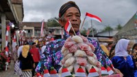 Gerebek apem diawali dengan kirab beberapa gunungan apem dan gunungan hasil bumi diusung warga mengelilingi Desa Mojosari. Selain apem, warga juga membawa nasi tumpeng dan jajanan pasar dalam kegiatan tersebut. ANTARA FOTO/Anis Efizudin