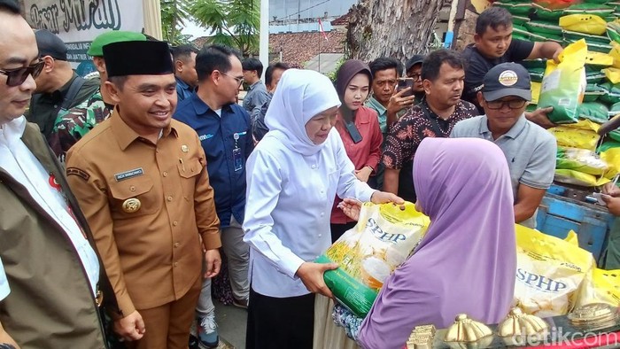 Gubernur Gubernur Jawa Timur Khofifah Indar Parawansa hadiri pasar murah di Pasuruan