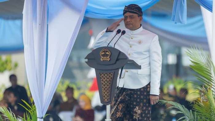 Gubernur Jateng, Ahmad Luthfi, saat menghadiri upacara Hari Jadi ke-80 Jateng di KEK Industropolis Batang, Selasa (19/8/2025).