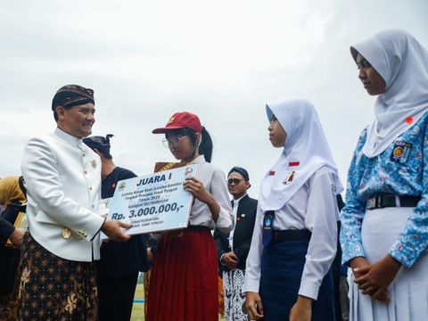 Gubernur Jateng, Ahmad Luthfi, saat menghadiri upacara Hari Jadi ke-80 Jateng di KEK Industropolis Batang, Selasa (19/8/2025).