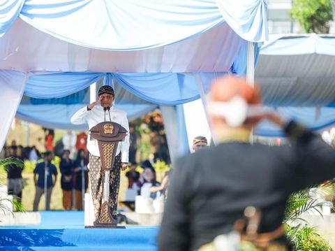 Gubernur Jateng, Ahmad Luthfi, saat menghadiri upacara Hari Jadi ke-80 Jateng di KEK Industropolis Batang, Selasa (19/8/2025).