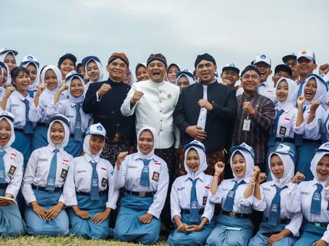 Gubernur Jateng, Ahmad Luthfi, saat menghadiri upacara Hari Jadi ke-80 Jateng di KEK Industropolis Batang, Selasa (19/8/2025).