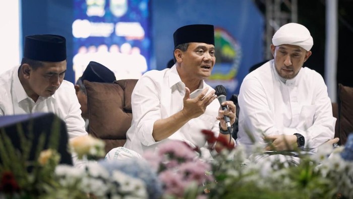 Gubernur Jateng, Ahmad Luthfi, saat menghadiri Jateng Bersholawat di Alun-alun Batang, Senin (18/8/2025) malam.