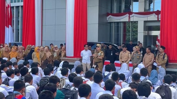 Gubernur Sultra Andi Sumangerukka saat memimpin apel bersama siswa SMKN 2 Kendari di pelataran kantor Gubernur Sultra.