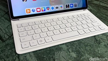 Layarnya sudah mengantongi sertifikasi SGS Low Visual Fatigue 2.0, TÜV Rheinland Full Care Display 3.0, dan TÜV Rheinland Reflection Free, sehingga lebih aman untuk mata saat digunakan lama. Foto: detikINET/ Rizqy Nur Amalia