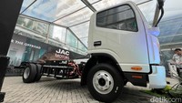 N90 dilengkapi sistem pengereman udara (air brake system), opsi e-PTO (Power Take-Off) untuk aplikasi karoseri seperti refrigerated box, box flat deck, 3-way flat deck, water tank, truck compactor, dan truck garbage. Fitur keamanan canggih meliputi ESC (Electronic Stability Control), HSA (Hill Start Assist), cabin tilting reminder, pretensioner seatbelt, dan doorlock power off after crash. Pengisian daya cepat DC 20-80% hanya membutuhkan 48 menit. Foto: Septian Farhan Nurhuda / detik.com