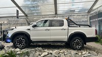 JAC EV Trekker T9 merupakan pilihan ideal bagi kebutuhan transportasi barang yang fleksibel di berbagai medan. Model tersebut menggabungkan kekuatan pikap konvensional dengan keunggulan teknologi listrik, dilengkapi fitur 4x4 dengan dual motor, teknologi V2L (Vehicle-to-Load) hingga 3.3KW untuk pasokan daya eksternal, 6 airbags untuk keselamatan optimal dan dua mode berkendara. Foto: Septian Farhan Nurhuda / detik.com