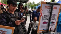 Tak sedikit juga yang memanfaatkan kesempatan untuk berkonsultasi dengan pihak perusahaan, menanyakan detail kualifikasi, serta memperluas jaringan profesional.  