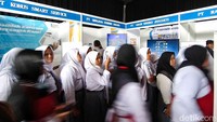 Menurut panitia penyelenggara, bursa kerja ini memang dirancang sebagai wadah strategis untuk mempertemukan pencari kerja dengan pemberi kerja secara langsung.   