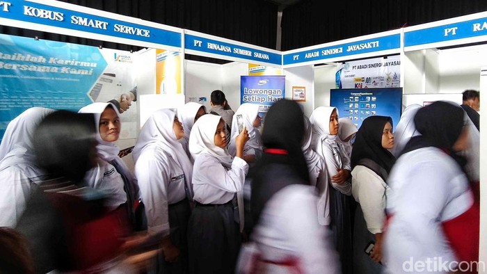 Jakarta Jobfest 2025 Diserbu Pemburu Peluang Karier Sejumlah pencari kerja memadati Jakarta Jobfest 2025 di Jakarta Internasional Velodrome, Jakarta, Selasa (19/08/2025).