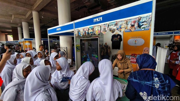 Jakarta Jobfest 2025 Diserbu Pemburu Peluang Karier Sejumlah pencari kerja memadati Jakarta Jobfest 2025 di Jakarta Internasional Velodrome, Jakarta, Selasa (19/08/2025).