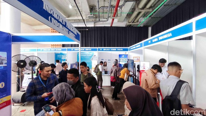 Jakarta Jobfest 2025 Diserbu Pemburu Peluang Karier Sejumlah pencari kerja memadati Jakarta Jobfest 2025 di Jakarta Internasional Velodrome, Jakarta, Selasa (19/08/2025).