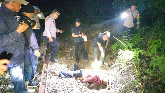 Jasa pria paruh baya tanpa identitas ditemukan di jalur rel kereta api
