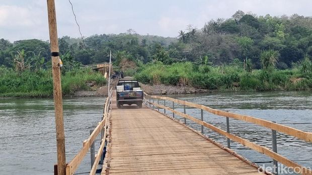 Penampakan jembatan apung yang menghubungkan Bantul serta Kulon Progo, Selasa (19/8/2025).