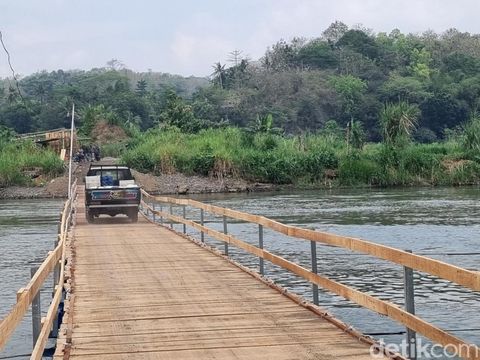 Penampakan jembatan apung yang menghubungkan Bantul serta Kulon Progo, Selasa (19/8/2025).
