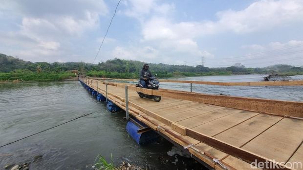 Penampakan jembatan apung yang menghubungkan Bantul serta Kulon Progo, Selasa (19/8/2025).