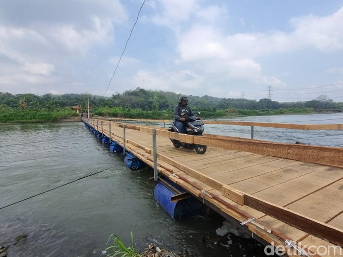 Penampakan jembatan apung yang menghubungkan Bantul serta Kulon Progo, Selasa (19/8/2025).