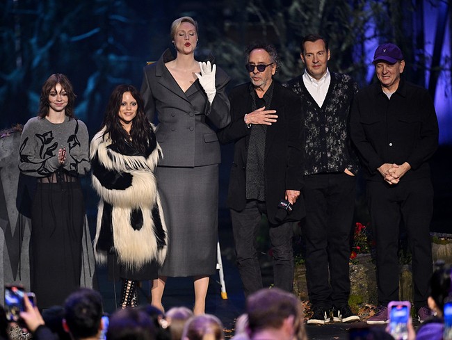 Saat keduanya berdiri bersebelahan di panggung, perbedaan tinggi badan yang mencolok itu langsung mencuri perhatian kamera—dan tentu saja, netizen. Foto tersebut dengan cepat viral di media sosial. Foto: Getty Images for Netflix/James Gourley