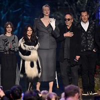 Saat keduanya berdiri bersebelahan di panggung, perbedaan tinggi badan yang mencolok itu langsung mencuri perhatian kamera—dan tentu saja, netizen. Foto tersebut dengan cepat viral di media sosial. Foto: Getty Images for Netflix/James Gourley