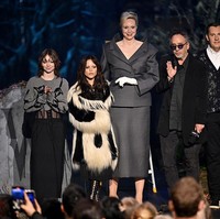 Berbagai komentar pun muncul menyoroti perbedaan tinggi mereka yang kontras. “Perbedaan tinggi badan ini bikin aku nangis,” tulis seorang pengguna X yang unggahannya viral. Foto: Getty Images for Netflix/James Gourley