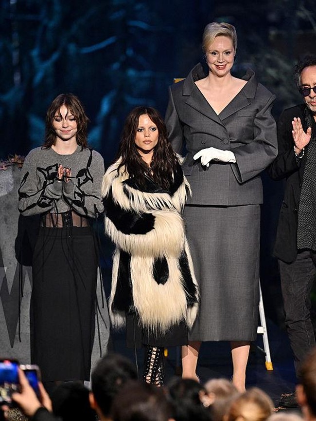 Berbagai komentar pun muncul menyoroti perbedaan tinggi mereka yang kontras. “Perbedaan tinggi badan ini bikin aku nangis,” tulis seorang pengguna X yang unggahannya viral. Foto: Getty Images for Netflix/James Gourley