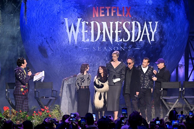 Sementara itu, komentar lain menambahkan nada bercanda, “Dia bisa benar-benar memanjat tubuh Gwendoline seperti manjat pohon.” Ada juga yang menyebut Jenna terlihat seperti “abubu kecil di samping Gwendoline. Foto: Getty Images for Netflix/James Gourley