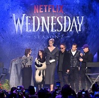 Sementara itu, komentar lain menambahkan nada bercanda, “Dia bisa benar-benar memanjat tubuh Gwendoline seperti manjat pohon.” Ada juga yang menyebut Jenna terlihat seperti “abubu kecil di samping Gwendoline. Foto: Getty Images for Netflix/James Gourley