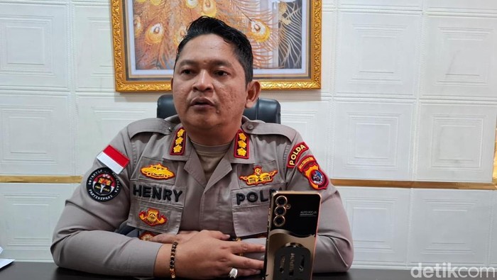 Kabid Humas Polda NTT Kombes Henry Novika Chandra saat diwawancarai detikBali di kantornya, Selasa (19/8/2025).