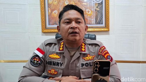 Kabid Humas Polda NTT Kombes Henry Novika Chandra saat diwawancarai detikBali di kantornya, Selasa (19/8/2025).