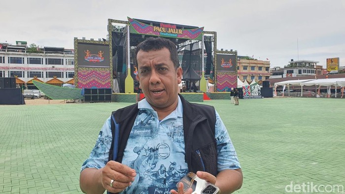 Kadis Pariwisata saat pengecekan lokasi acara. (Foto: Dok Raja Adil Siregar/detikSumut)